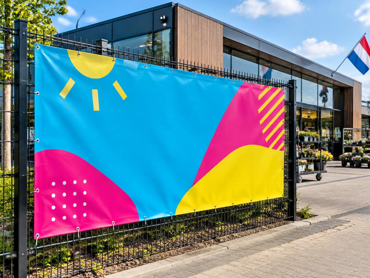 Bedrukt PVC-spandoek met ringen aan een hek voor een winkel